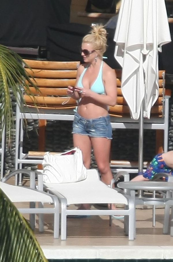 Britney in Bikini  (8 photos)