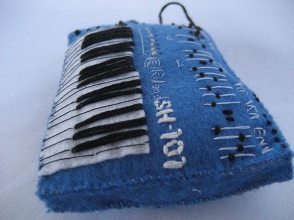Music instruments cushions (12 photos)