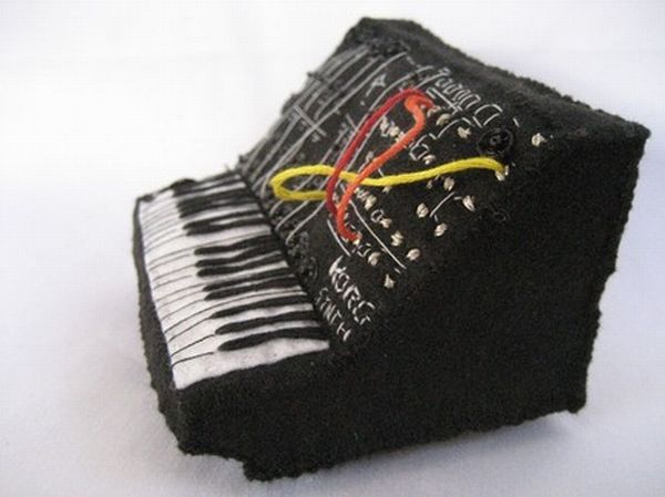 Music instruments cushions (12 photos)