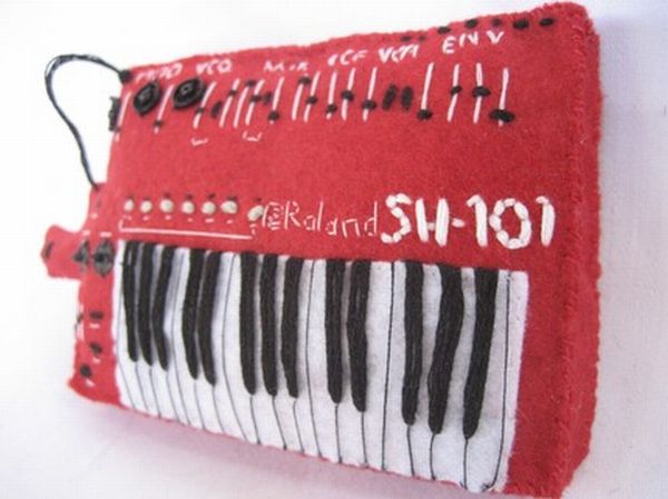 Music instruments cushions (12 photos)