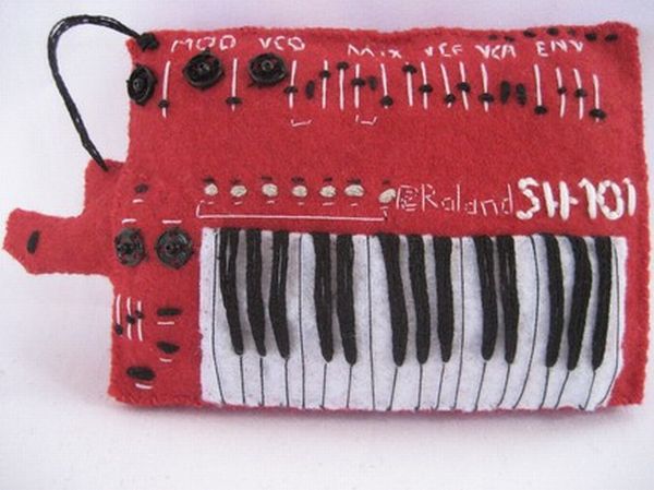 Music instruments cushions (12 photos)