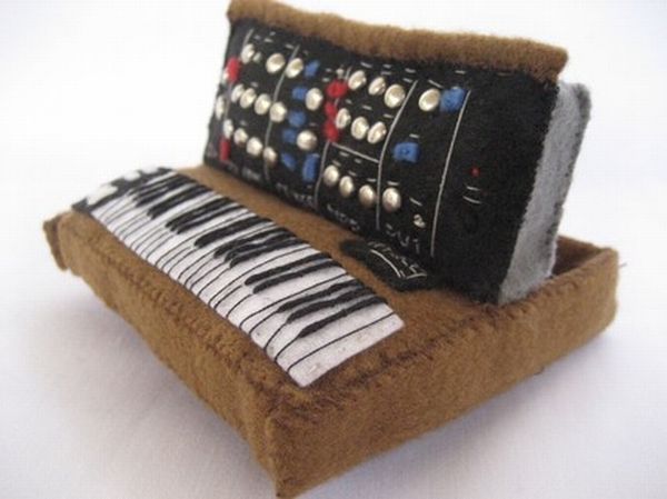 Music instruments cushions (12 photos)