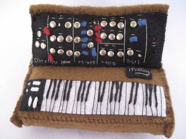 Music instruments cushions (12 photos)