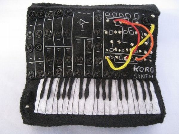 Music instruments cushions (12 photos)