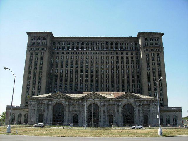 Abandoned Michigan Central Station (15 photos)