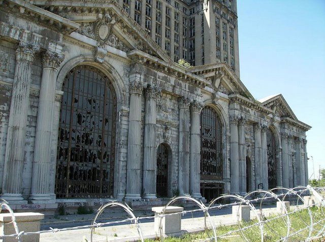 Abandoned Michigan Central Station (15 photos)