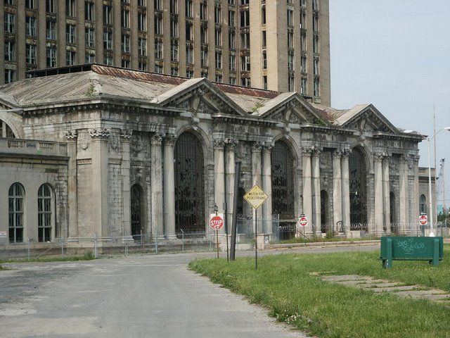Abandoned Michigan Central Station (15 photos)