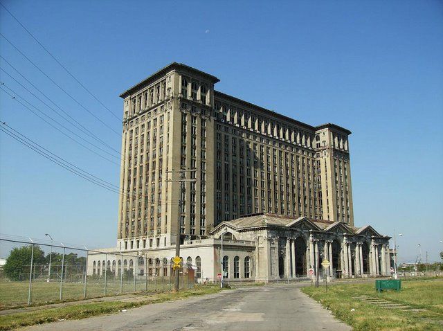 Abandoned Michigan Central Station (15 photos)