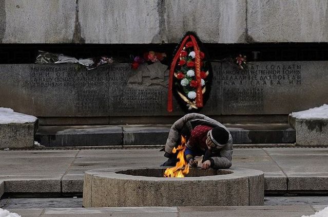 Homeless children take money from the monument for the eternal flame (6 photos)