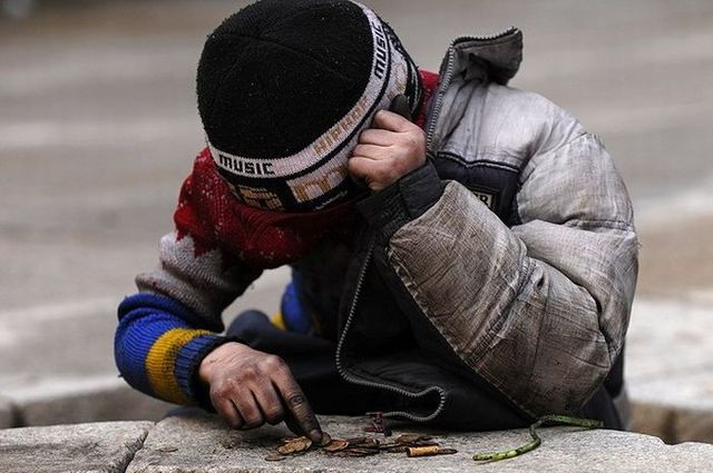 Homeless children take money from the monument for the eternal flame (6 photos)