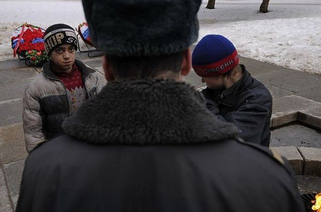 Homeless children take money from the monument for the eternal flame (6 photos)