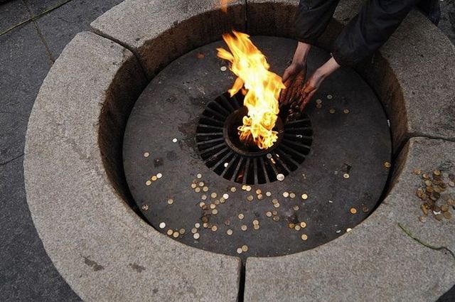 Homeless children take money from the monument for the eternal flame (6 photos)