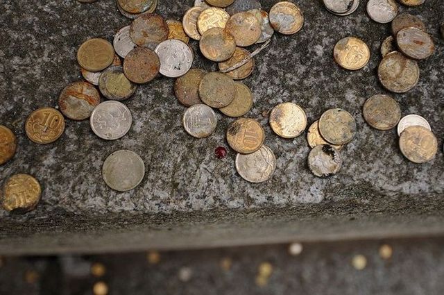 Homeless children take money from the monument for the eternal flame (6 photos)