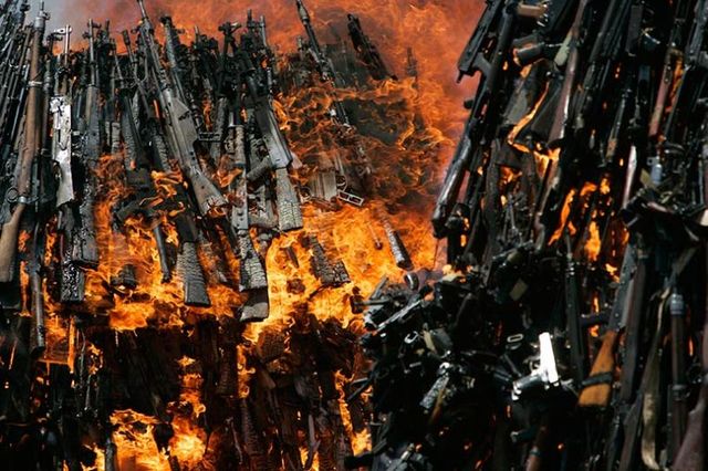 Destruction of arms confiscated from criminals in Kenya (5 photos)