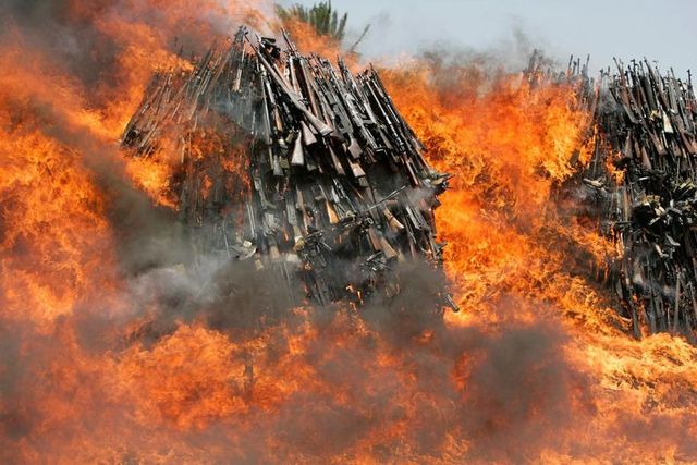 Destruction of arms confiscated from criminals in Kenya (5 photos)