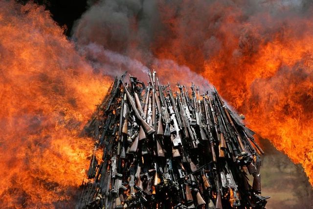 Destruction of arms confiscated from criminals in Kenya (5 photos)