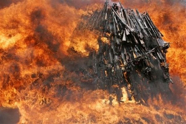 Destruction of arms confiscated from criminals in Kenya (5 photos)