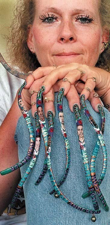 Women with very long nails . Horrible (25 photos)