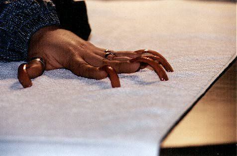 Women with very long nails . Horrible (25 photos)