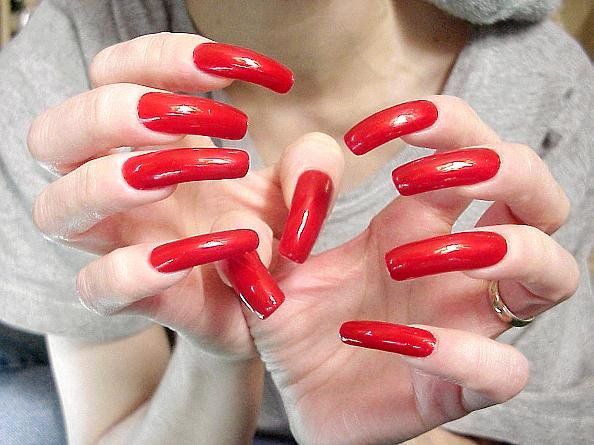 Women with very long nails . Horrible (25 photos)