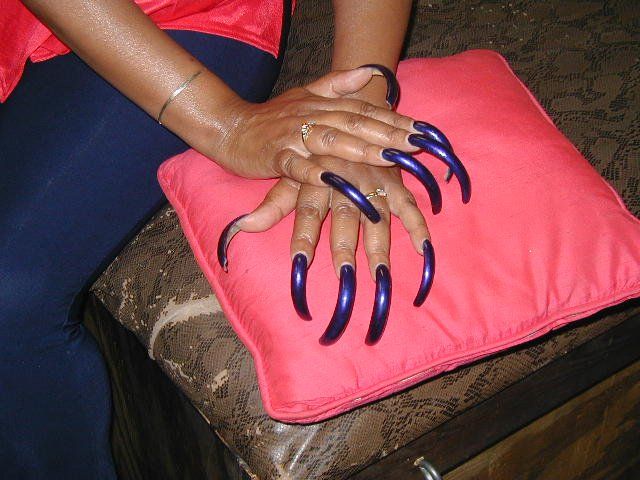 Women with very long nails . Horrible (25 photos)