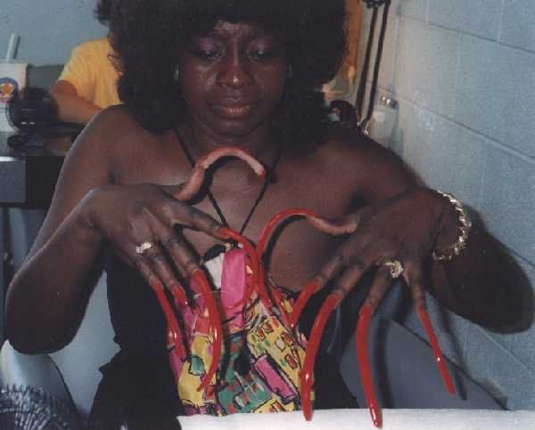 Women with very long nails . Horrible (25 photos)