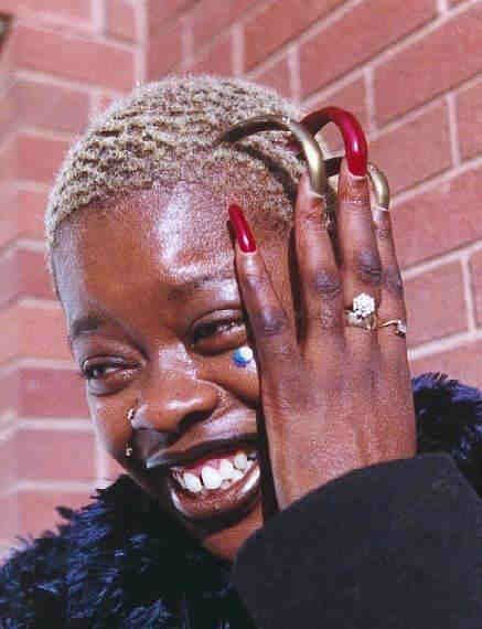 Women with very long nails . Horrible (25 photos)