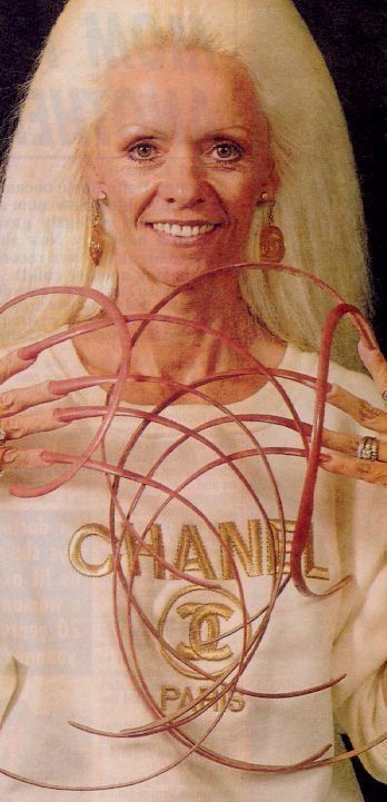 Women with very long nails . Horrible (25 photos)