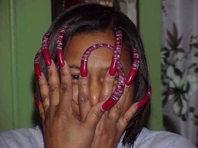 Women with very long nails . Horrible (25 photos)