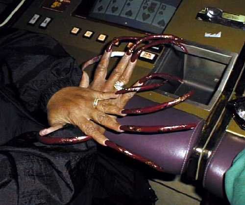 Women with very long nails . Horrible (25 photos)