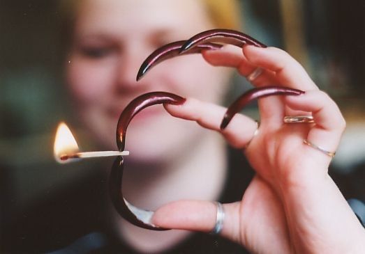 Women with very long nails . Horrible (25 photos)