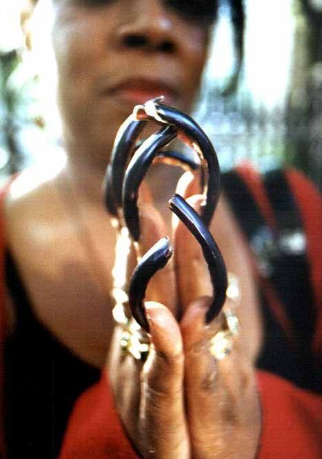 Women with very long nails . Horrible (25 photos)