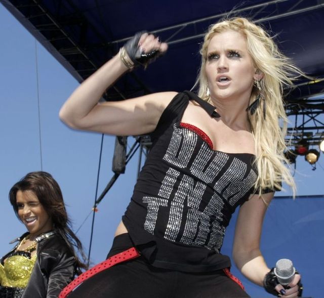 Pussycat Dolls at a concert (19 photos)
