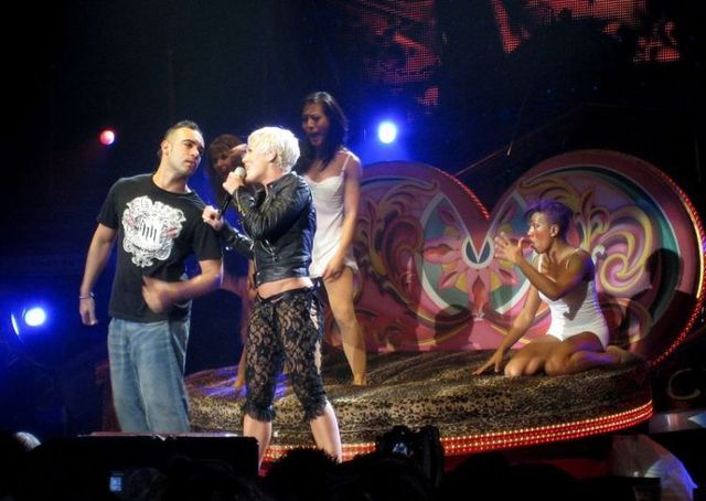 Pink got herself new stage outfit (5 photos)