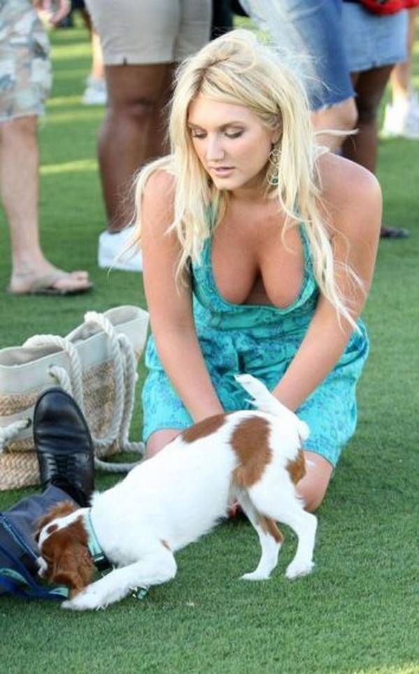 Women and dogs (17 photos)
