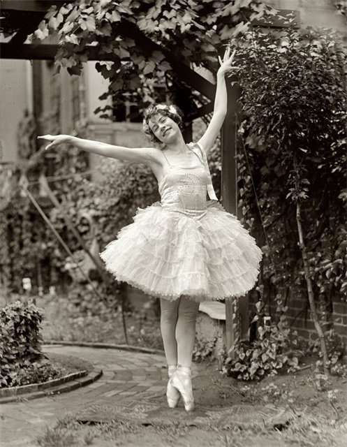 Beautiful girls from the past (53 photos)