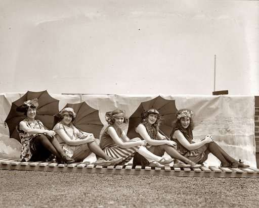 Beautiful girls from the past (53 photos)
