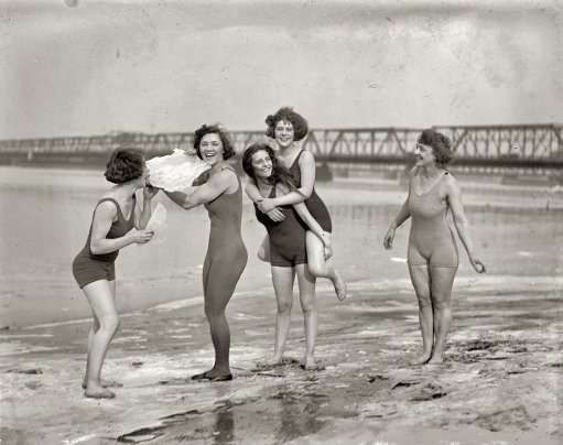 Beautiful girls from the past (53 photos)