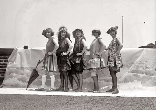 Beautiful girls from the past (53 photos)
