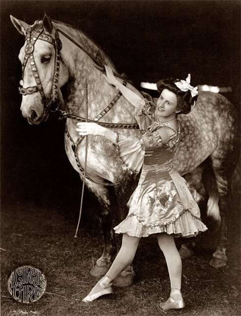 Beautiful girls from the past (53 photos)