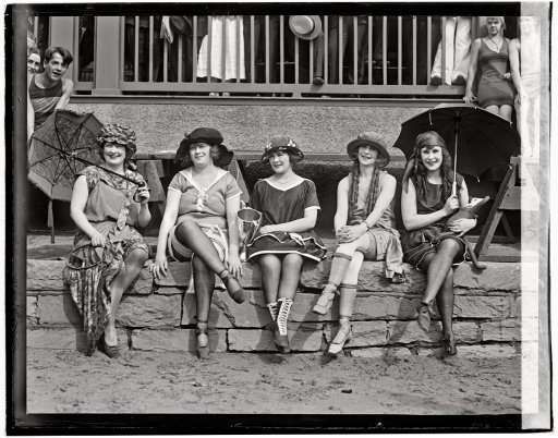 Beautiful girls from the past (53 photos)