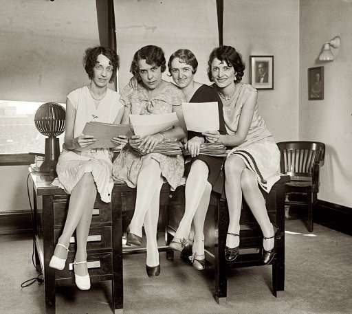 Beautiful girls from the past (53 photos)