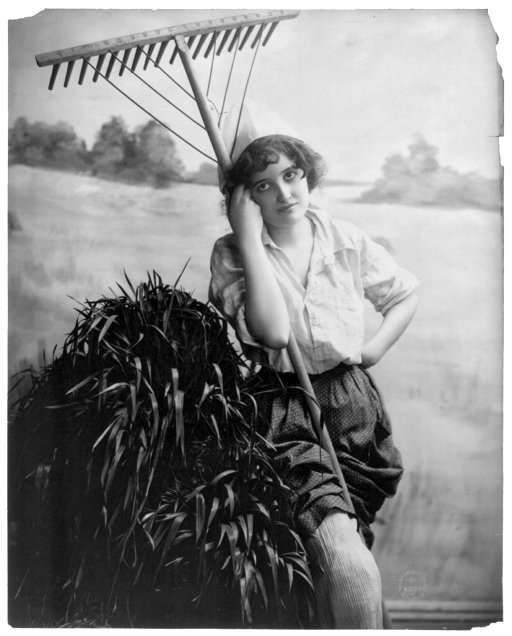 Beautiful girls from the past (53 photos)