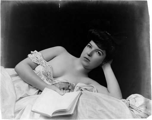 Beautiful girls from the past (53 photos)