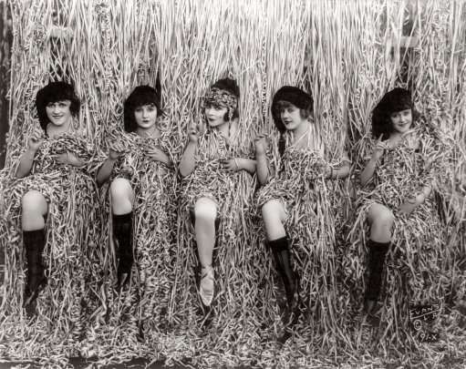 Beautiful girls from the past (53 photos)