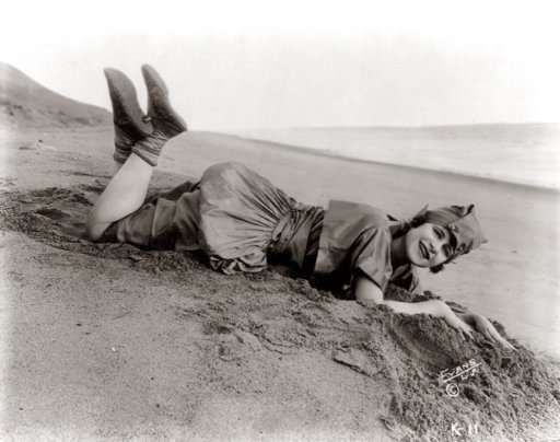 Beautiful girls from the past (53 photos)