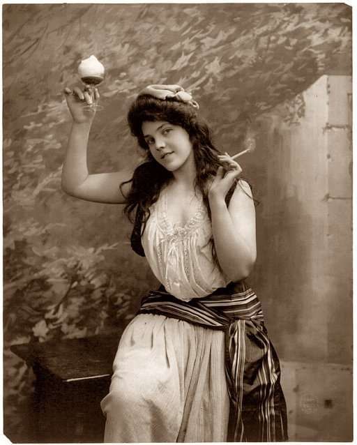 Beautiful girls from the past (53 photos)