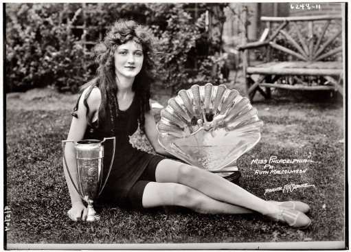 Beautiful girls from the past (53 photos)