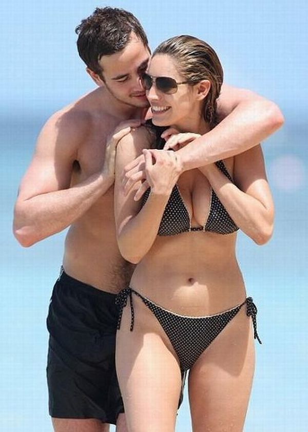 Kelly Brook having fun on the beach (20 photos)