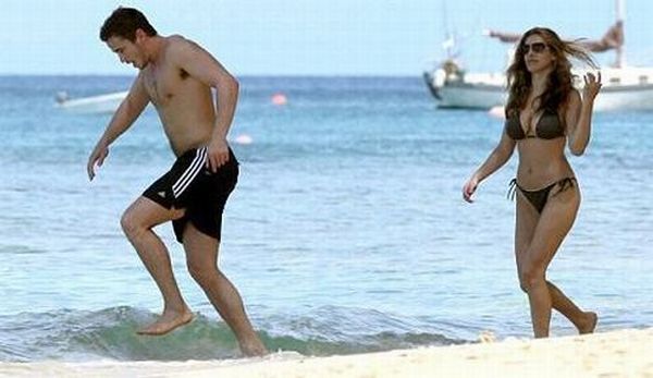 Kelly Brook having fun on the beach (20 photos)